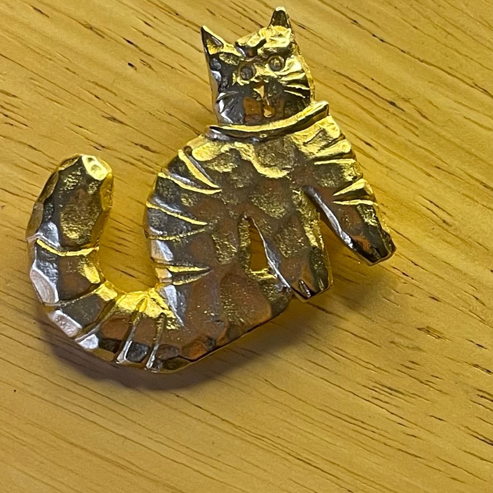 Vintage Ultra Craft Cat Brooch Gold Tone Textured Kitty Pin Cool Girl Chic Charm